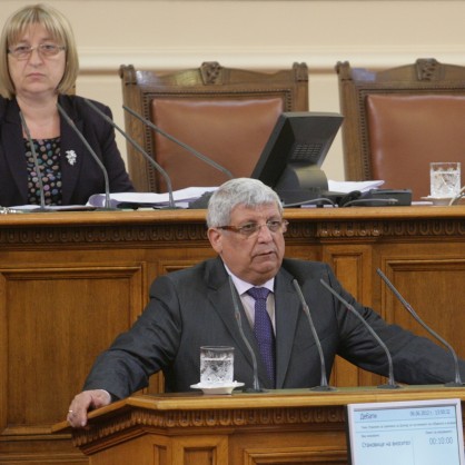 Министърът на отбраната Аню Ангелов в парламента