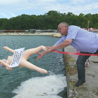 Расен Марков хвърля надувната кукла в морето