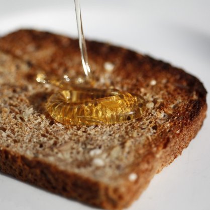 Препечена филийка хляб с мед