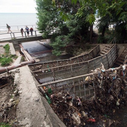 Работници разчистват  Шокъров канал във Варна