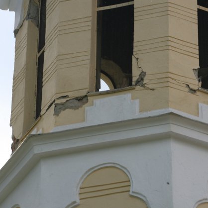 Камбанарията на църквата в Перник след земетресението