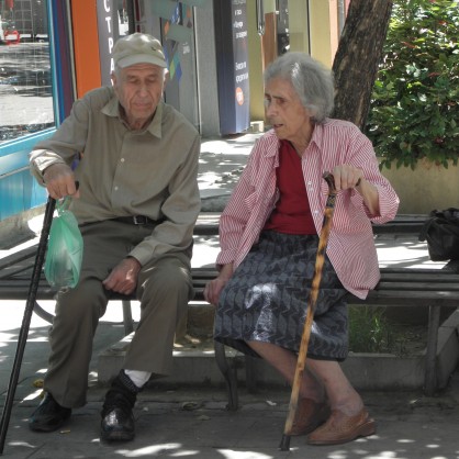 34-градусова жега в Благоевград - възрастни хора на пейка