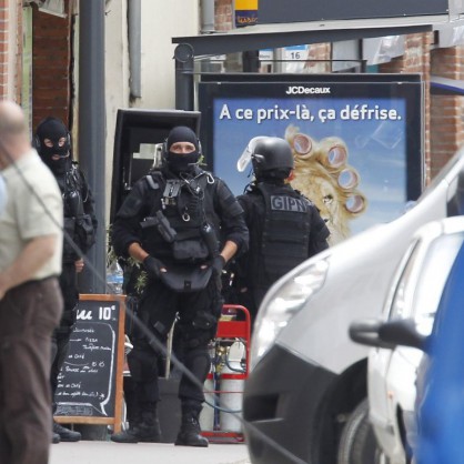 Въоръжен мъж взе заложници във френска банка
