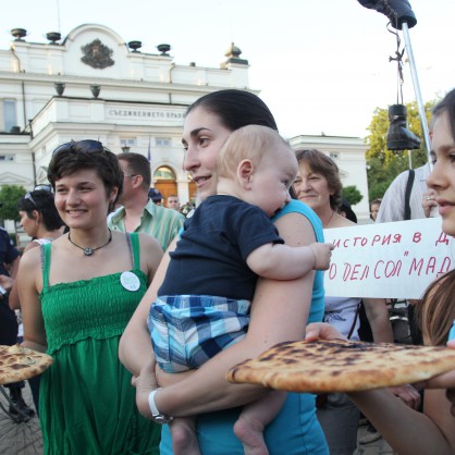 Майки с деца на протеста пред парламента срещу промените в Закона за горите