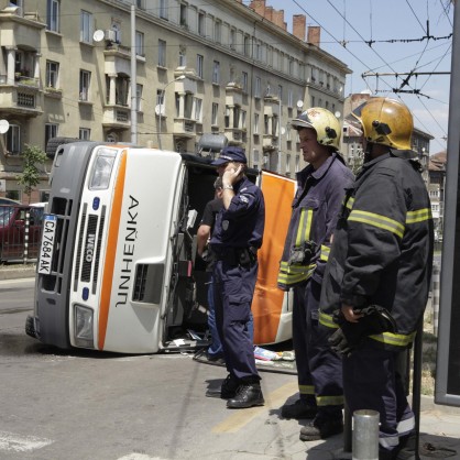 Катастрофа между автомобил на НСО и линейка