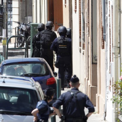 Въоръжен мъж взе заложници във френска банка