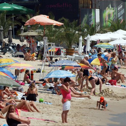 Хиляди варненци и гости на морската столица потърсиха днес прохладата край морето