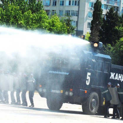 Полицейска машина за борба с безредиците във Варна