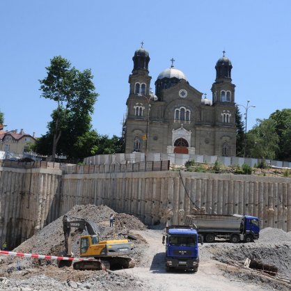 Сериозни пукнатини от изкопните работи за подземен паркинг затвориха църквата „Св. Св. Кирил и Методий”