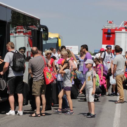 Автобус с 47 полски туристи се блъсна челно в лек автомобил Рено 19 със софийска регистрация.