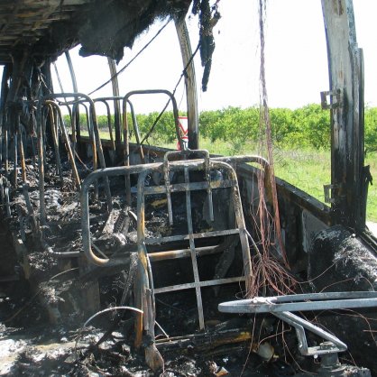Автобус се запали в движение и изгоря край Силистра, няма пострадали
