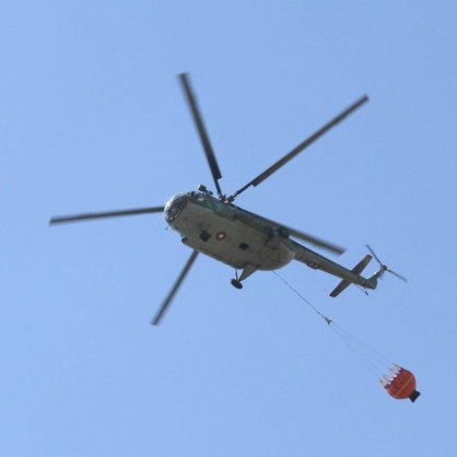 Вертолет Ми-17 помага в гасенето на пожара във Витоша