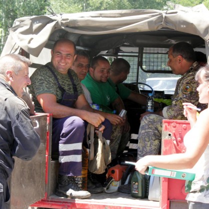 Служители на горските стопанства се събират за да проправят просека за ограничаване на пожара във Витоша