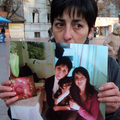 Майката на убитата на пешеходна пътека Лора - Нели Петрова със снимка на дъщеря си
