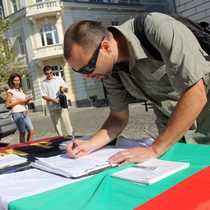 Акция по събиране на подписи пред СО