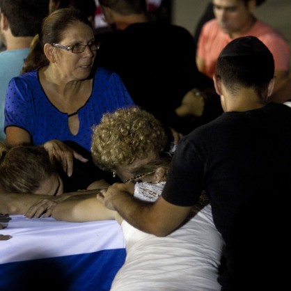 Близките на убитите при атентата на летище Бургас посрещнаха ковчезите им в Израел