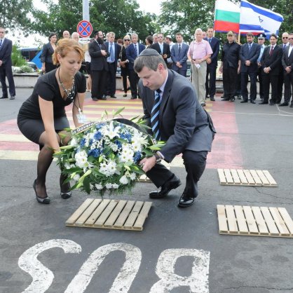 Израелският министър на туризма Стас Мисежников поднася цветя на мястото на взрива на летището в Бургас
