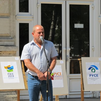Кметът на Русе Пламен Стоилов пред 16-те номинирани проекта за лого на града