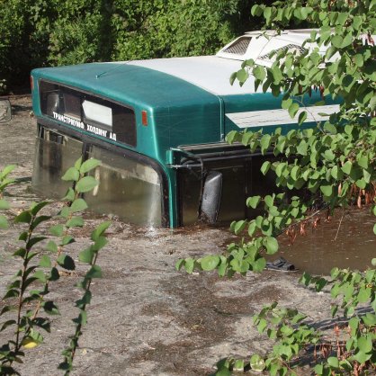 Аварирал водопровод заля автобус с хора във варненски подлез
