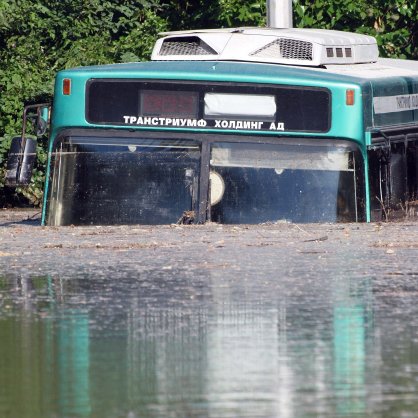 Поредната авария на ВиК на Варненското дружество потопи автобус