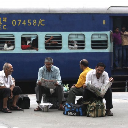 Индия без ток - нарушено е движението на над 400 влака