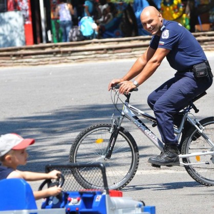 Полицаи на велосипеди патрулират в Борисовата градина