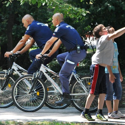 Полицаи на велосипеди патрулират в Борисовата градина