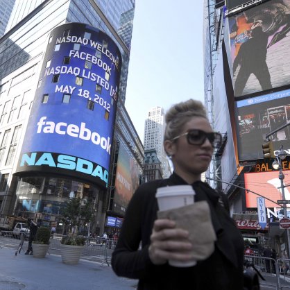 Логото на Facebook на централата на NASDAQ в Ню Йорк