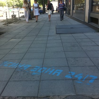 По повод разширяването на Синята зона в София някой е изписал зоната и на столичен тротоар