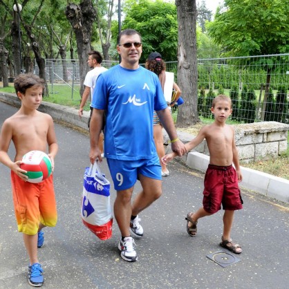 Вицепримиерът Симеон Дянков се разхожда със синовете си в Морската градина в Бургас