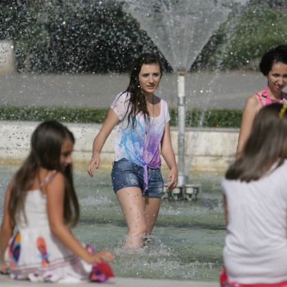 Столичани се разхлаждат на фонтаните пред НДК