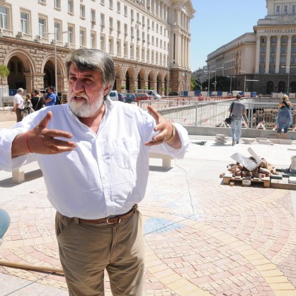 Вежди Рашидов пред разкопките на комплекс 