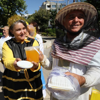 Баби пчелички откриха фестивал на меда във Варна