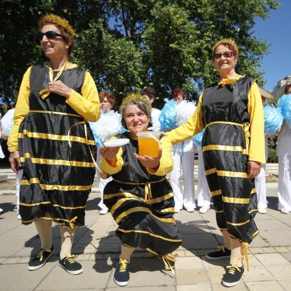 Баби пчелички откриха фестивал на меда във Варна
