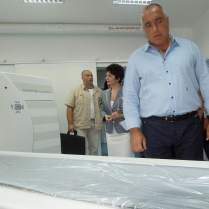 Премиерът Бойко Борисов разглежда новият скенер в МБАЛ 