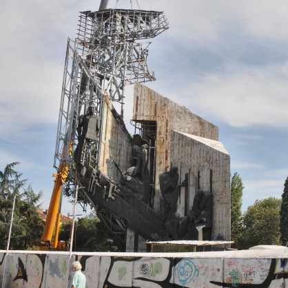Огромен кран придържа паметника пред НДК