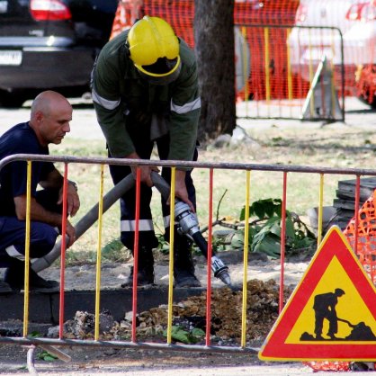 Аварира газопровод в Пловдив - служители проверяват наличието на газ в изкопа