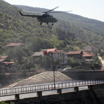 Военни хеликоптери гасят пожарите в Рила