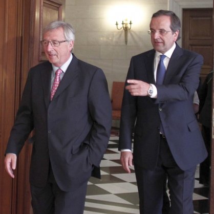 Председателят на Еврогрупата Жан-Клод Юнкер разговаря с гръцкия премиер Андонис Самарас