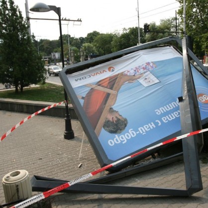 Камион събори билборд на Орлов мост