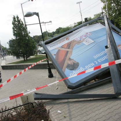 Камион събори билборд на Орлов мост
