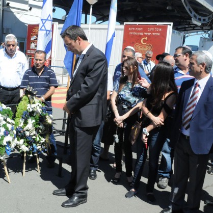 Кметът Димитър Николов и посланикът на Израел у нас Шаул Камиса-Рас на мястото на атентата