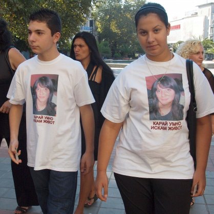Приятели на Лора дойдоха в съда с бели тениски със снимката на Лора