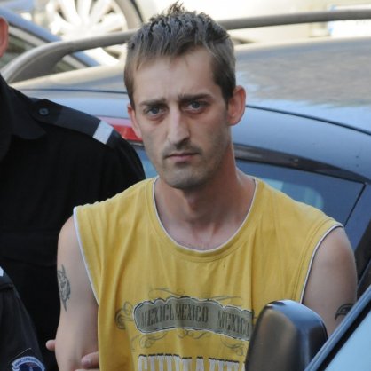 Полицаи отвеждат към съдебната зала Ролф Гремел, обвинен в убийство на свой сънародник в Бургас