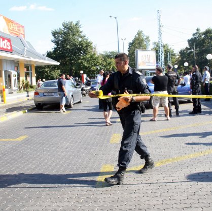 Двама души са настанени в болница в Пловдив с прорезни рани, след като бяха ранени с нож на паркинга на 