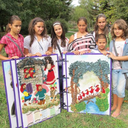 Петокласници от Русе сътвориха еднометрова книга за Снежанка