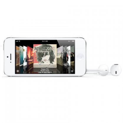 iPhone 5 с новите слушалки EarPods