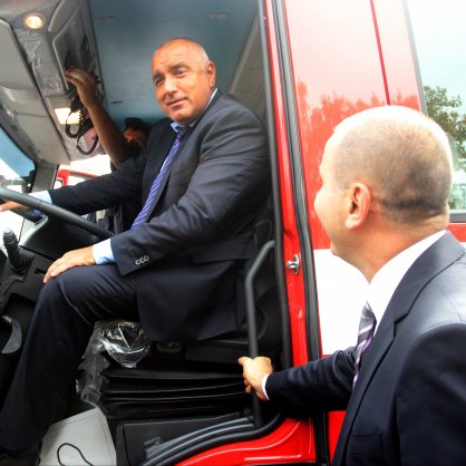 Бойко Борисов повози Цветан Цветанов на една от новите пожарни коли