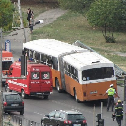 Автобус от градския транспорт движещ се по линия 305, катастрофира в спирка на столичния бул. „Александър Малинов”