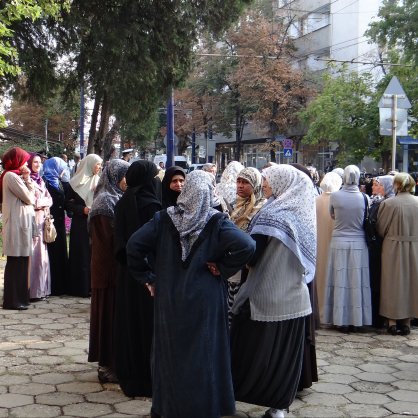Около 300 души са се събрали пред Окръжния съд в Пазарджик, където се гледа делото за разпространение на радикален ислям